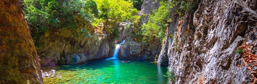 GRIECHENLAND Samothraki_Wasserfall_shutterstock_2050159466_Georgios Tsichlis