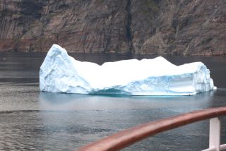 KREUZFAHRTEN  Grönland_ Eisberg zum Greifen nah