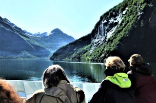 KREUZFAHRTEN Norwegen_Am Bug im Fjord