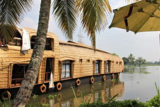 KREUZFAHRTEN Indien_Hausboot auf den Backwaters in Kerala